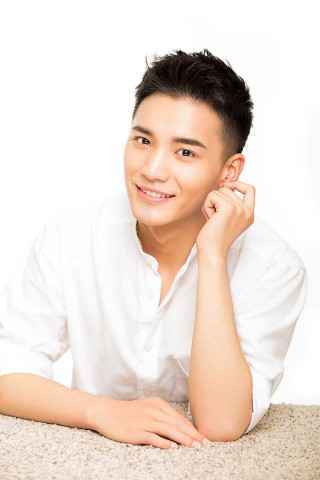 《了不起的高二八班》今日上映 梁霆炜化身“公子哥”实力开撩