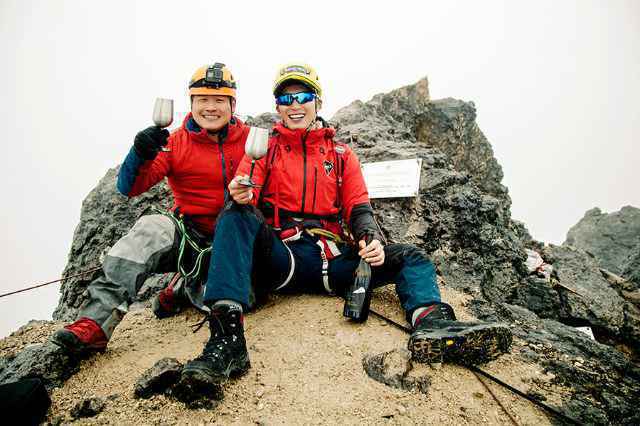 吃苦是福！窦骁登顶查亚峰 展现“窦式乐观”