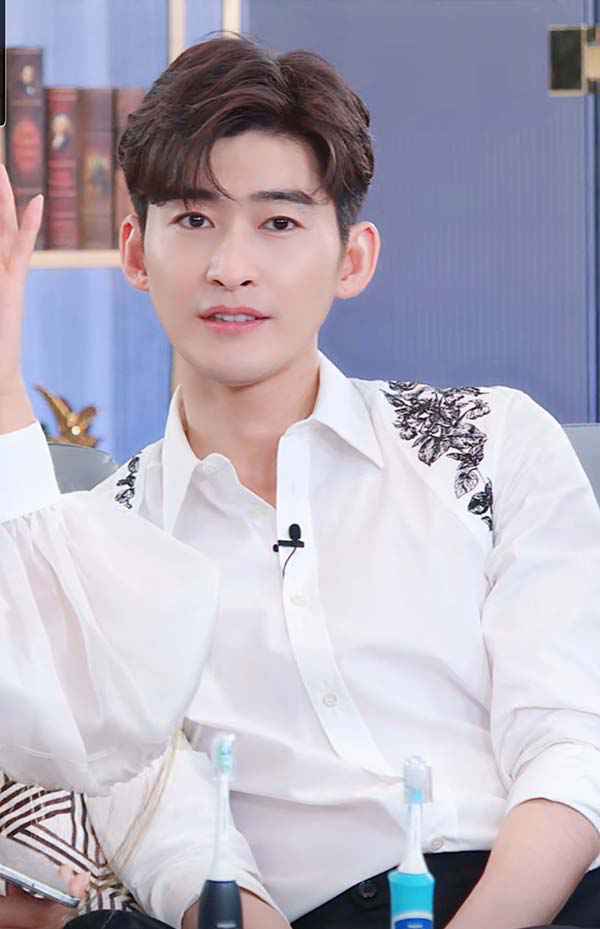 ] 张翰亮相刘涛直播间 化身超级梗王疯狂带货