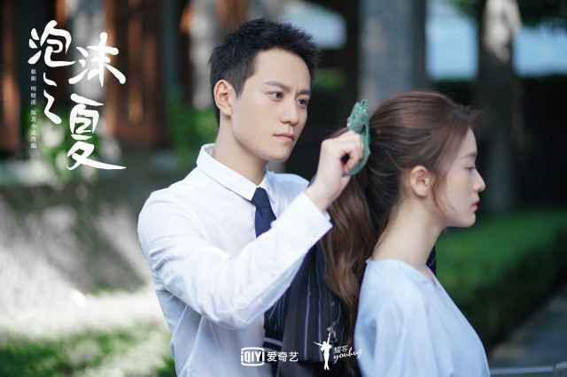 新版《泡沫之夏》首播好评不断 花式承包热搜头条