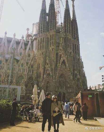 周杰伦昆凌游欧洲 你的青春洒狗粮了