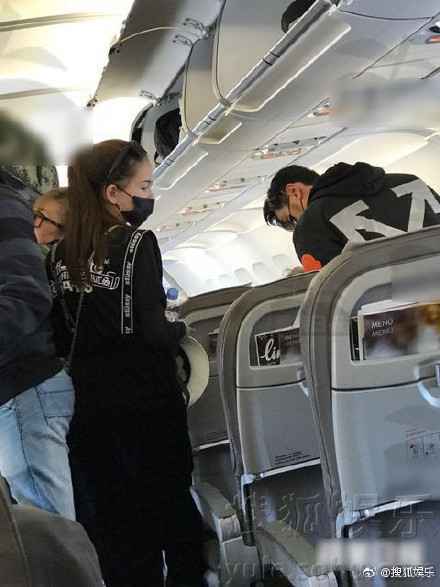 周杰伦昆凌游欧洲 你的青春洒狗粮了