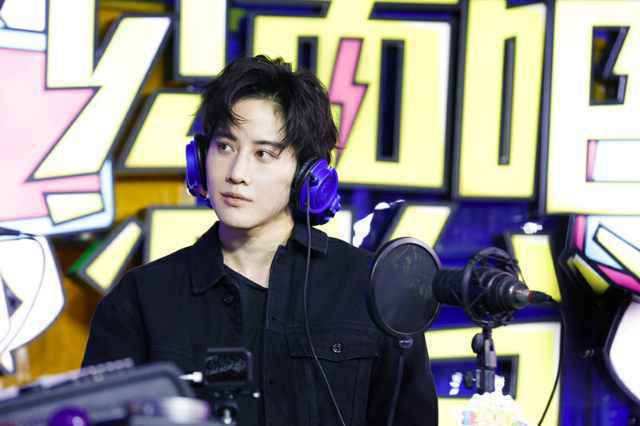 Mike《见面吧！电台》玩转俯卧撑 获粉丝爱的表白