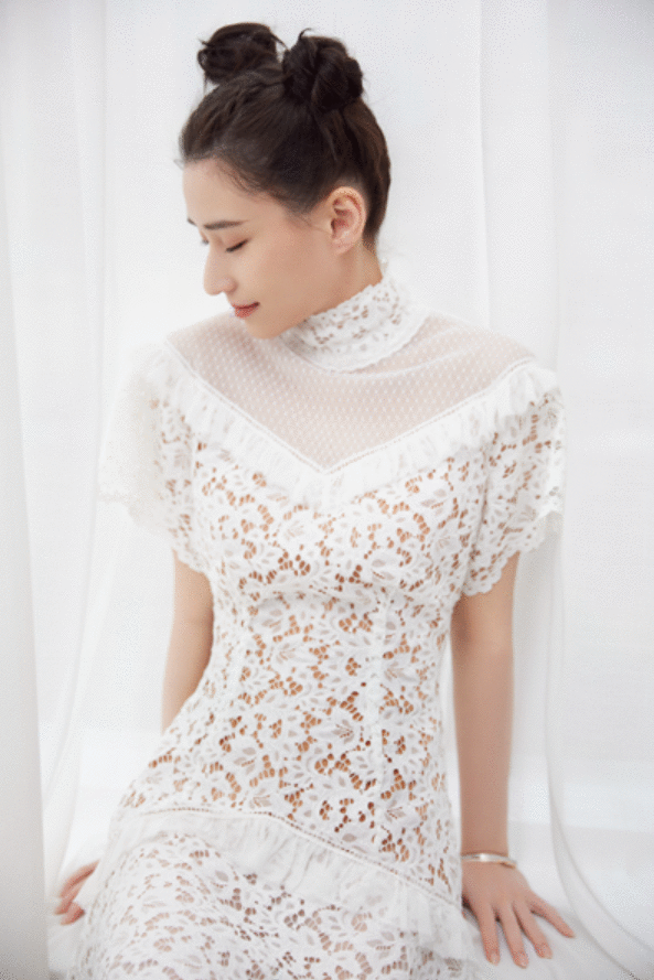 何超莲亮相品牌活动 双丸子头元气满满