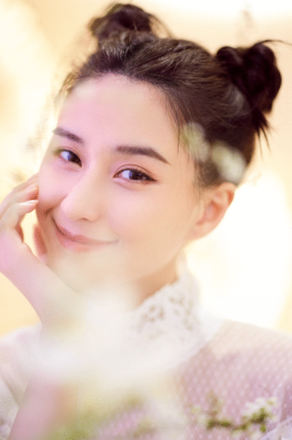 何超莲亮相品牌活动 双丸子头元气满满