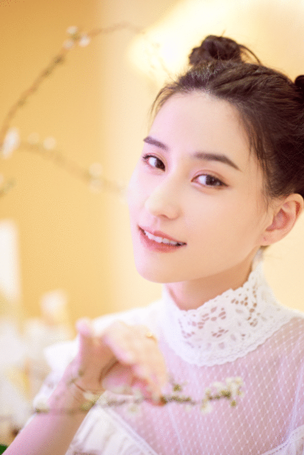 何超莲亮相品牌活动 双丸子头元气满满