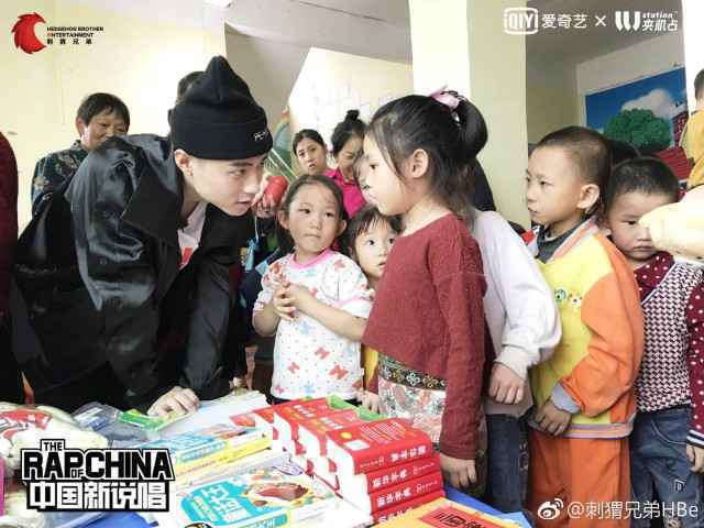 《中国新说唱》X LLJ夹机占2000公里送温暖 人气选手ICE变“孩子王”关爱留守儿童