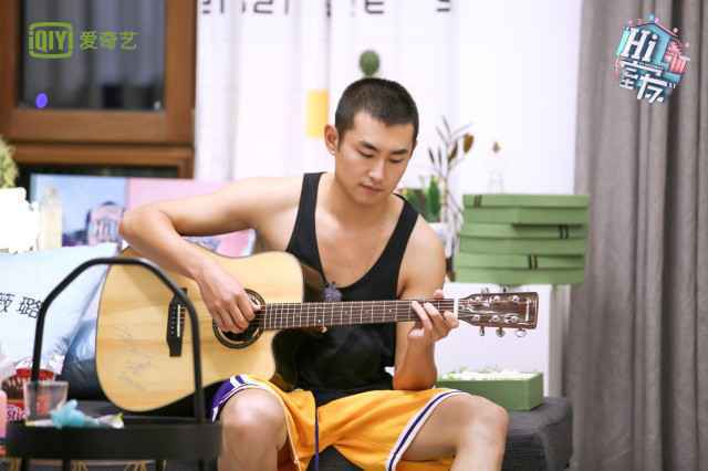 《Hi室友》首位客人宋小宝欢乐驾到 陈立农示范“最软萌”东北话