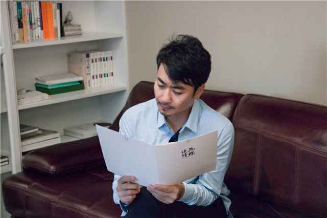 黄俊鹏《为你读诗》分享暖文 温文儒雅气质非凡