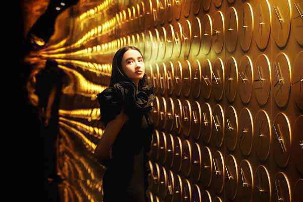 李宛妲化身“暗夜精灵”出席时尚晚宴 自信灵动引人瞩目