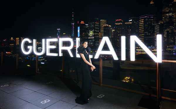 李宛妲化身“暗夜精灵”出席时尚晚宴 自信灵动引人瞩目