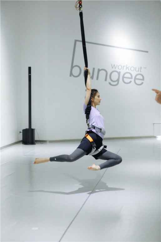 黄圣依杨子“空中芭蕾” 夫妻合体挑战室内蹦极