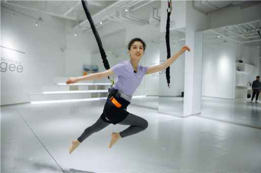 黄圣依杨子“空中芭蕾” 夫妻合体挑战室内蹦极