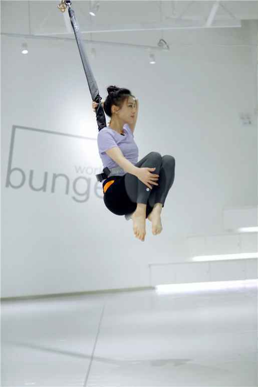 黄圣依杨子“空中芭蕾” 夫妻合体挑战室内蹦极