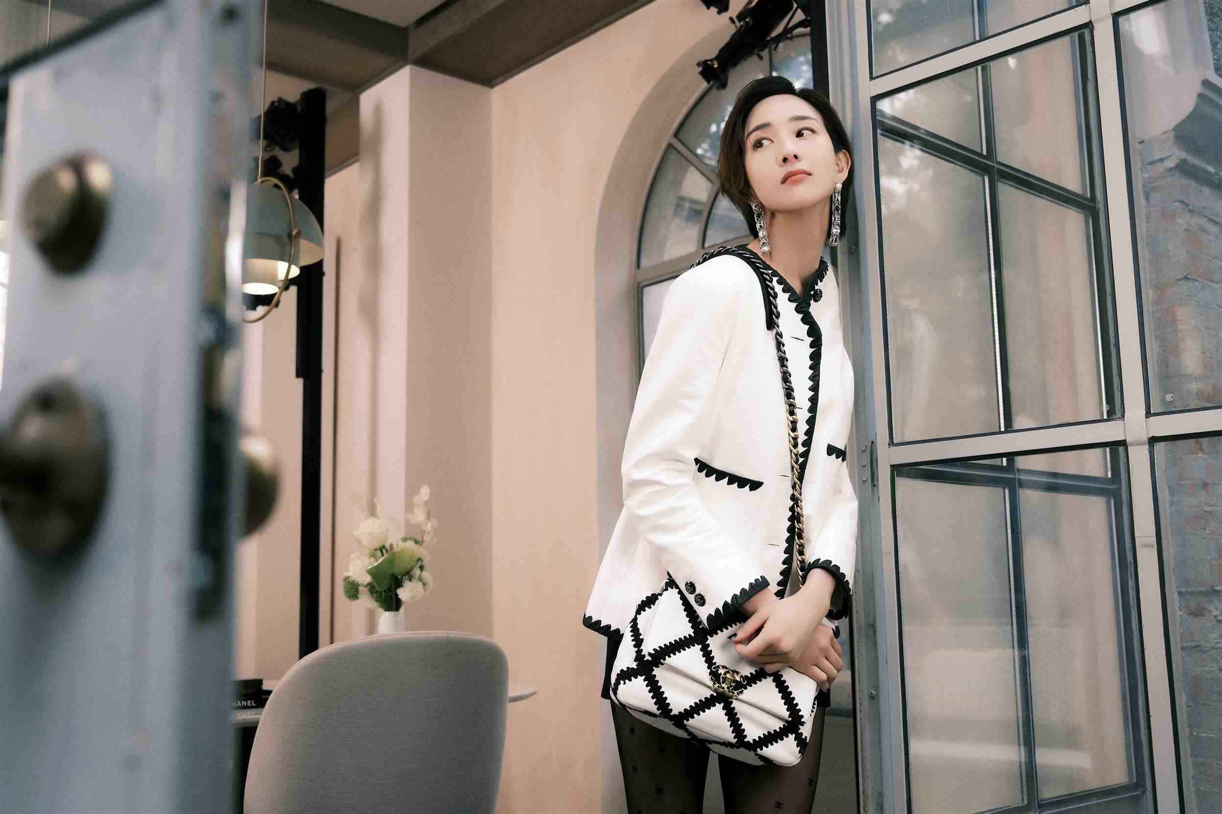 张钧甯黑白撞色时尚穿搭 简约大气优雅十足