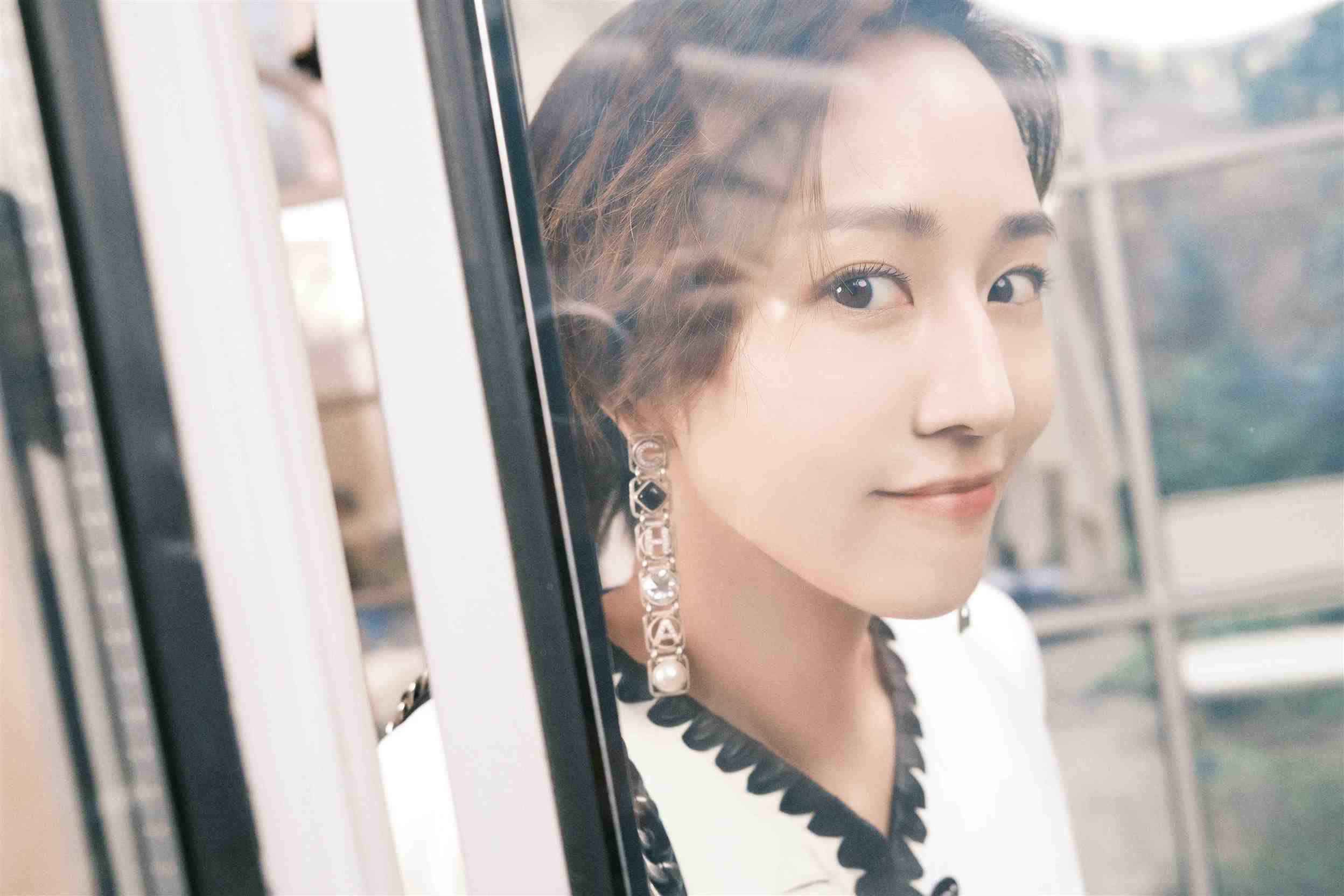 张钧甯黑白撞色时尚穿搭 简约大气优雅十足