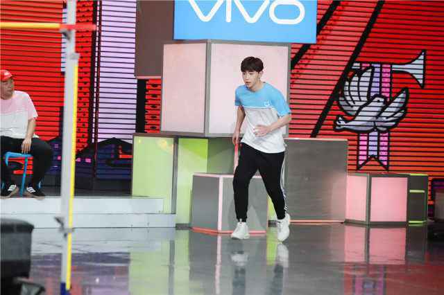 《快乐大本营》邓伦甜蜜献唱 陪你嗨翻国庆！