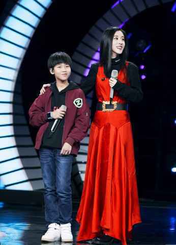 张碧晨综艺节目与孩子合唱《落叶归根》 完美和音震撼全场