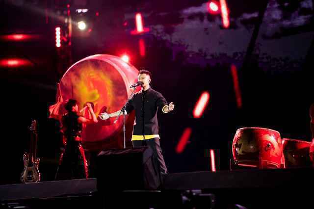 谢霆锋鸟巢唱响《黄种人》 《中国好声音》决赛落幕