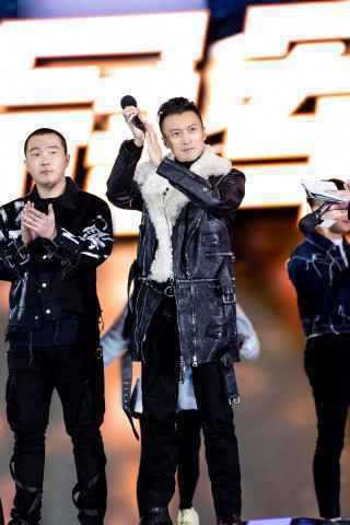 谢霆锋鸟巢唱响《黄种人》 《中国好声音》决赛落幕