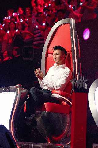 谢霆锋《中国好声音》战队两人晋级 冲刺鸟巢之夜