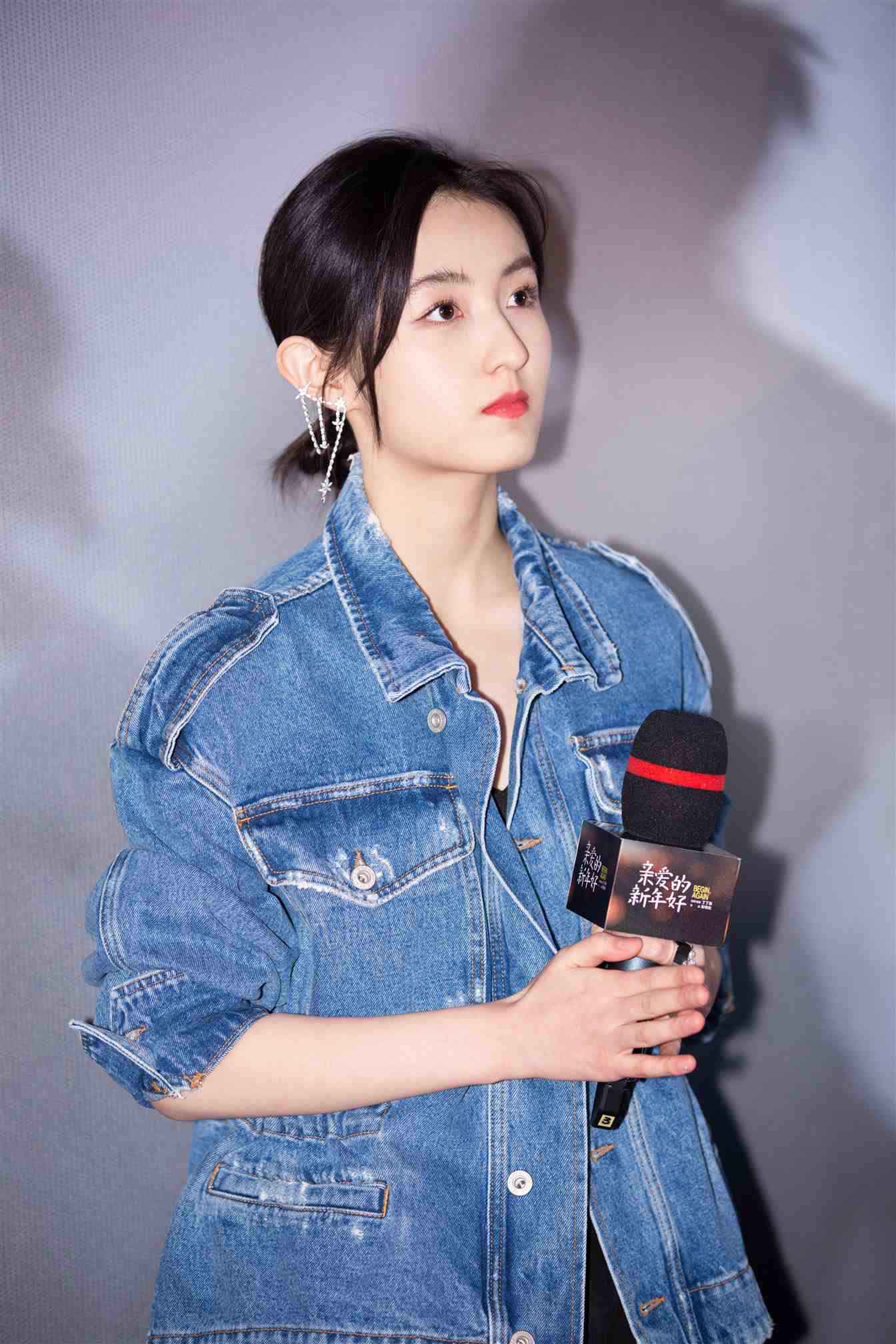 张子枫新片《亲爱的新年好》在京首映礼 与白百何暖心互换礼物许愿新年