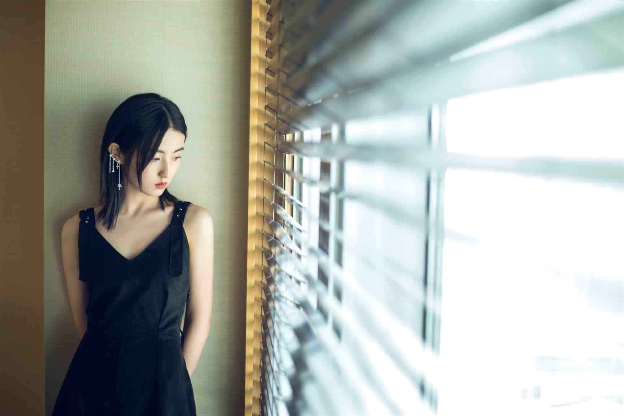 张子枫新片《亲爱的新年好》在京首映礼 与白百何暖心互换礼物许愿新年