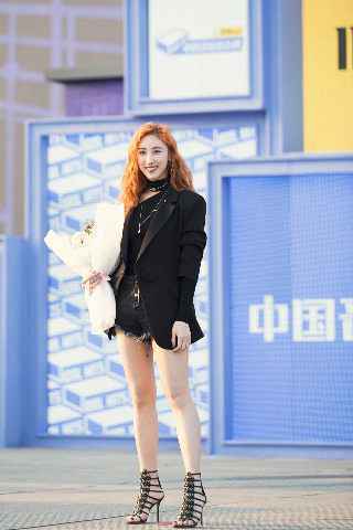 许靖韵加盟《中国音乐公告牌》 与“冻柠茶”现场自拍实力宠粉