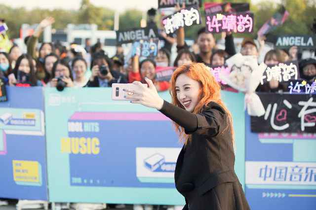 许靖韵加盟《中国音乐公告牌》 与“冻柠茶”现场自拍实力宠粉