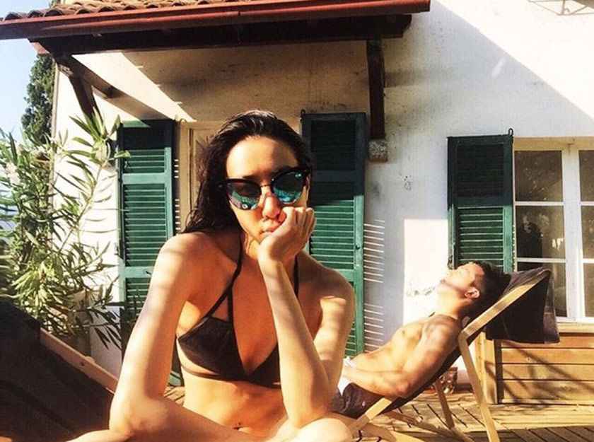 吴雨霏意大利度蜜月 着三点式泳装秀好身材