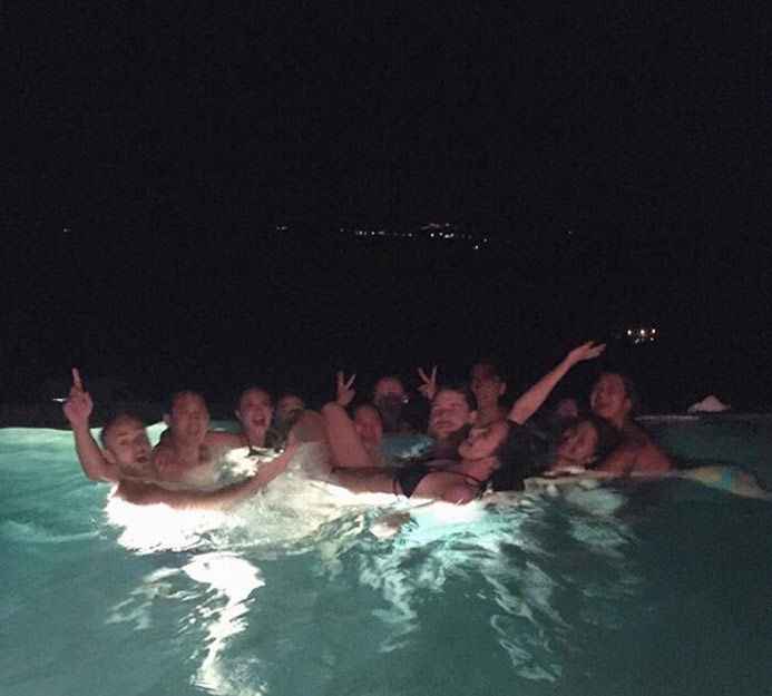 吴雨霏意大利度蜜月 着三点式泳装秀好身材