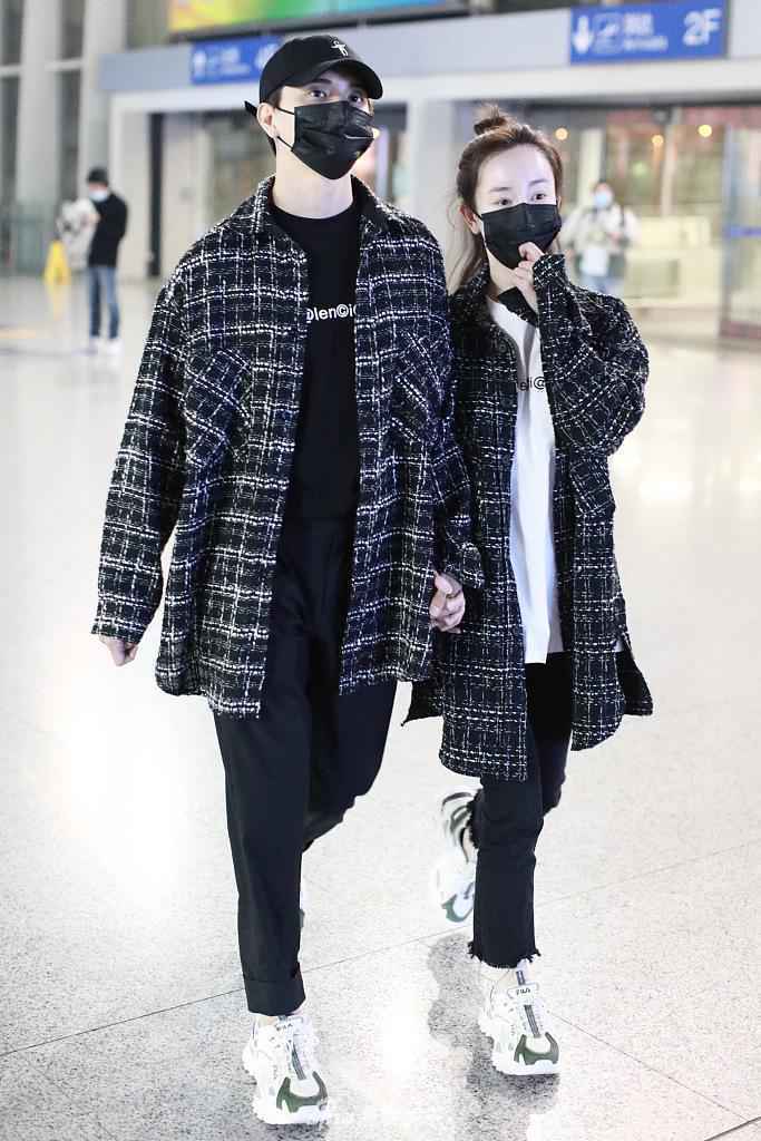 张檬小五穿情侣装牵手对视狂撒狗粮 互动有爱超甜蜜