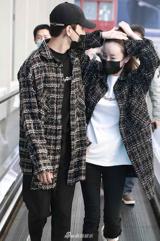 张檬小五穿情侣装牵手对视狂撒狗粮 互动有爱超甜蜜