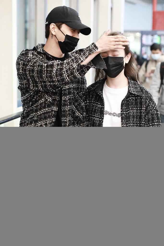 张檬小五穿情侣装牵手对视狂撒狗粮 互动有爱超甜蜜