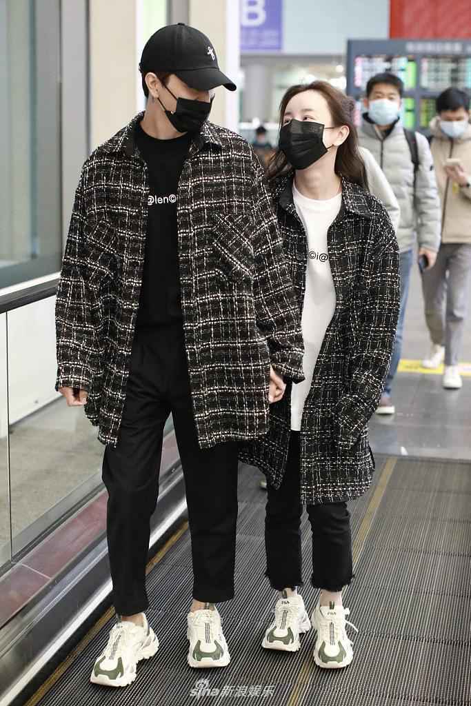 张檬小五穿情侣装牵手对视狂撒狗粮 互动有爱超甜蜜