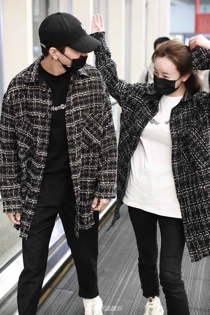 张檬小五穿情侣装牵手对视狂撒狗粮 互动有爱超甜蜜