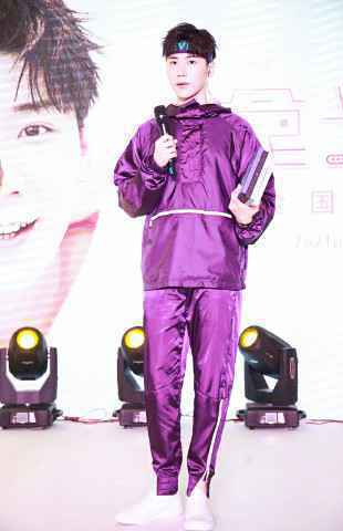 王博文《食光机》北京签售 摇滚开唱与粉丝有爱互撩