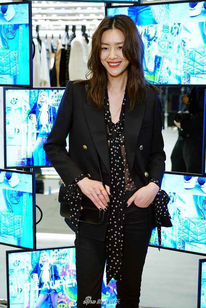 刘雯排扣西装搭波点半透视衬衫知性优雅 复古红唇显温柔