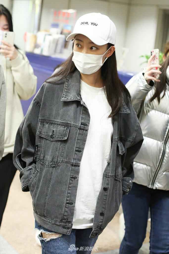 “咱妈”张小斐一身牛仔装走休闲风 获粉丝围拍人气高