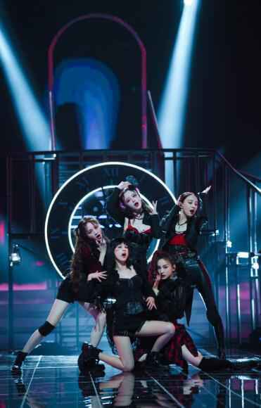 《姐姐》各以绝招演绎主题曲《无价之姐》燃炸全场