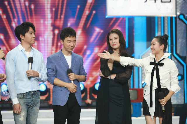 周海媚俞灏明《天天向上》比拼演技 才子陆虎现场即兴创作