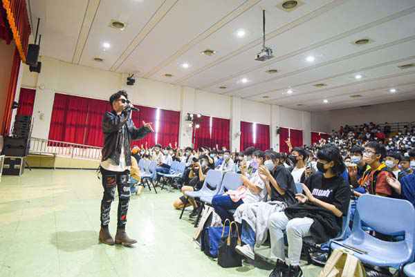 鼓鼓吕思纬、萧秉治受高雄流行音乐中心之邀前进校园谈唱 分享音乐人生