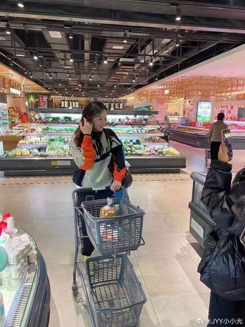 张柏芝长沙逛超市被偶遇 网友大赞女神素颜太美