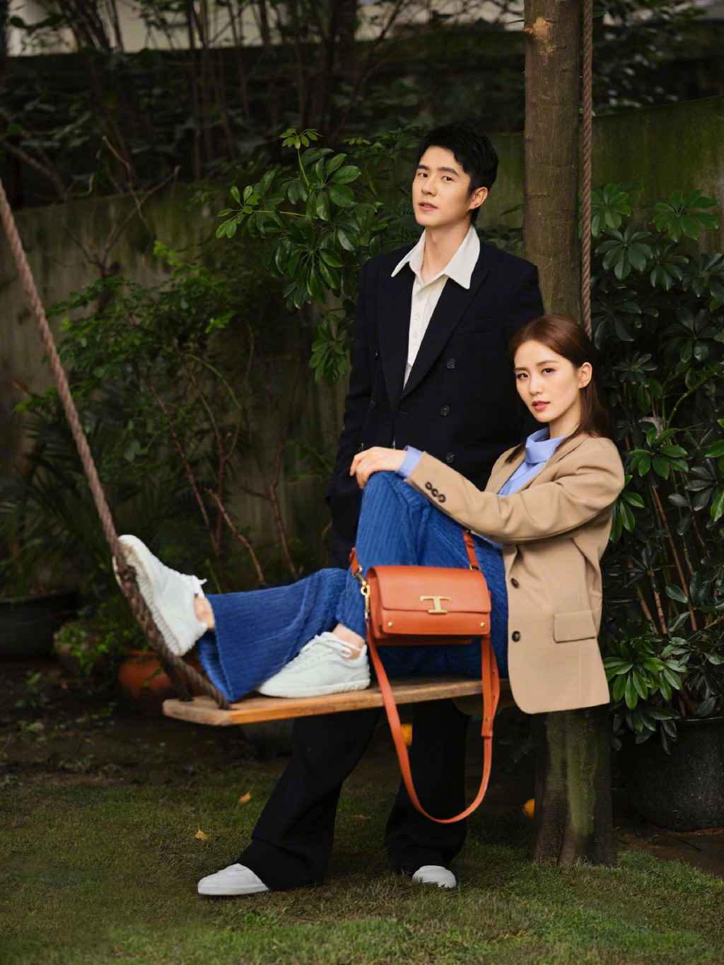 刘诗诗和刘昊然拍时尚大片，明明相差10岁，情侣范CP感爆棚