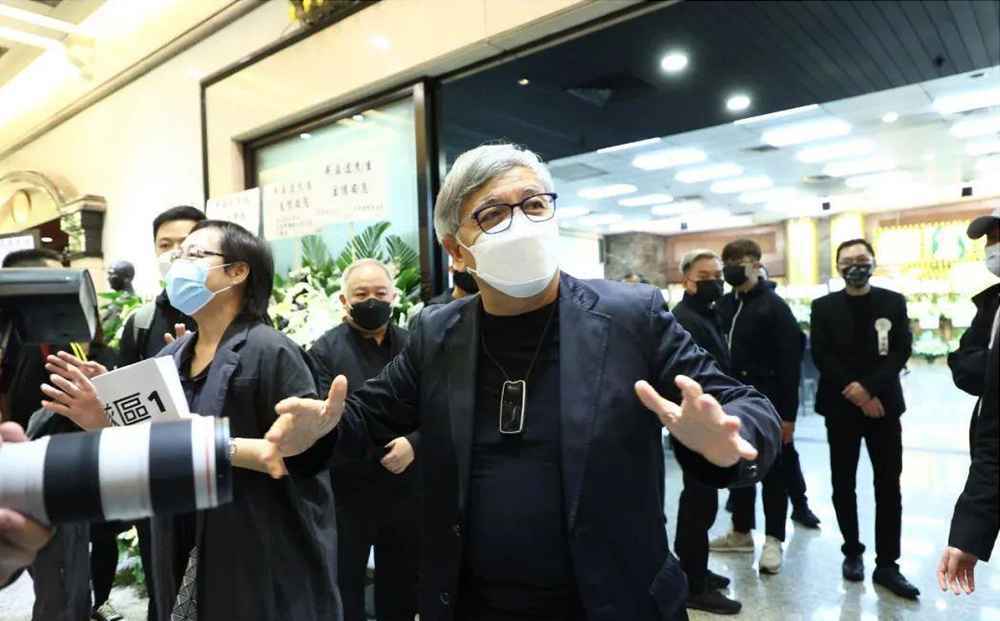 吴孟达葬礼:田启文被问到周星驰有些发烦,星爷一个举动令人点赞