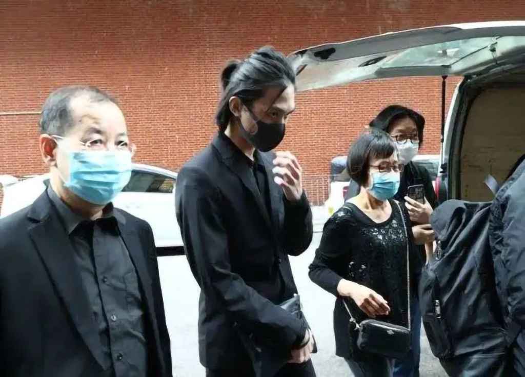 吴孟达葬礼:田启文被问到周星驰有些发烦,星爷一个举动令人点赞