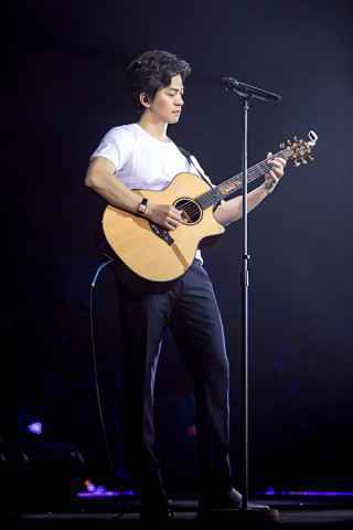 李健清华校庆演唱会纪录片发布：毕业20载物非人还是