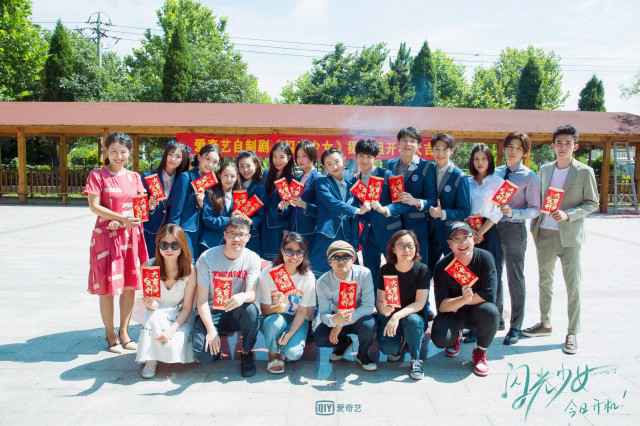 剧版《闪光少女》开机 田宜峰帅气亮相现场