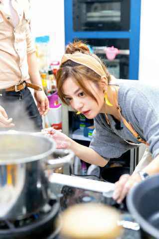 赵薇《中餐厅2》嗨歌联谊派对 鸡汤馄饨引游子乡情