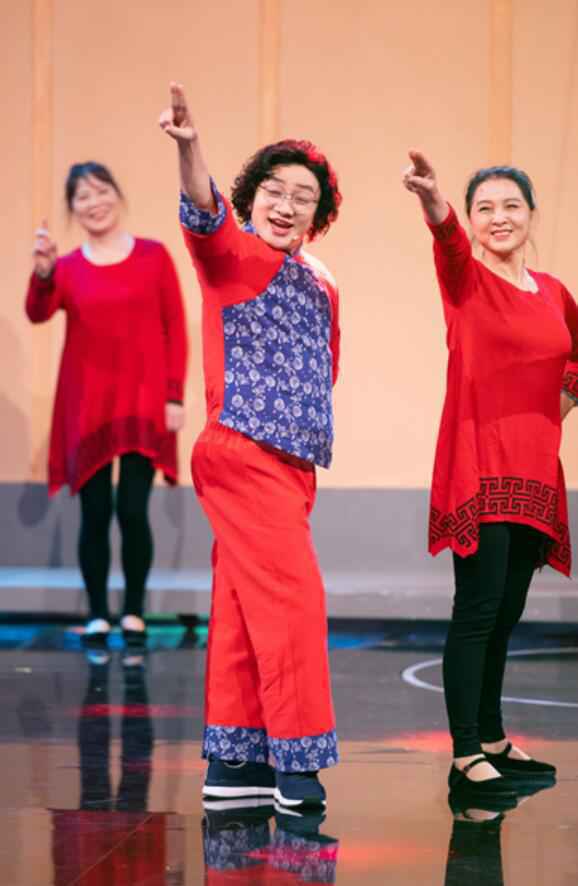 《百变大咖秀》王祖蓝再次反串真假“涛妈”热力比拼广场舞